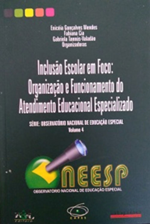 Inclusão escolar em foco: organização e funcionamento do atendimento educacional especializado Descrição da capa do Livro: Imagem da capa de um livro com fundo na cor verde escuro, há cinco quadrados pequenos na parte superior esquerda nas cores preto, verde, amarelo, laranja e rosa pink, respectivamente. Em cima e centralizado, há a informação: Enicéia Gonçalves Mendes, Fabiana Cia, Gabriela Tannús-Valadão, organizadoras. No meio e centralizado do livro têm-se o título: Inclusão Escolar em Foco: Organização e Funcionamento do Atendimento Educacional Especializado, logo abaixo está: Série Observatório Nacional de Educação Especial, volume 4. Na parte inferior tem o logotipo do ONEESP, um círculo na cor verde, dentro desse círculo tem um losango na cor amarelo, e dentro do losango sai uma luneta com iluminação em azul, uma representação da bandeira do Brasil. Este símbolo representa a letra O, ao lado, em cor amarela no fundo e bordas verdes estão as letras NEESP, formando ONEESP. Abaixo esta escrito Observatório Nacional de Educação Especial. No final da capa apresenta-se, na ordem da esquerda para direita, três símbolos: editora Marquezine & Manzini, CAPES e ABPEE.