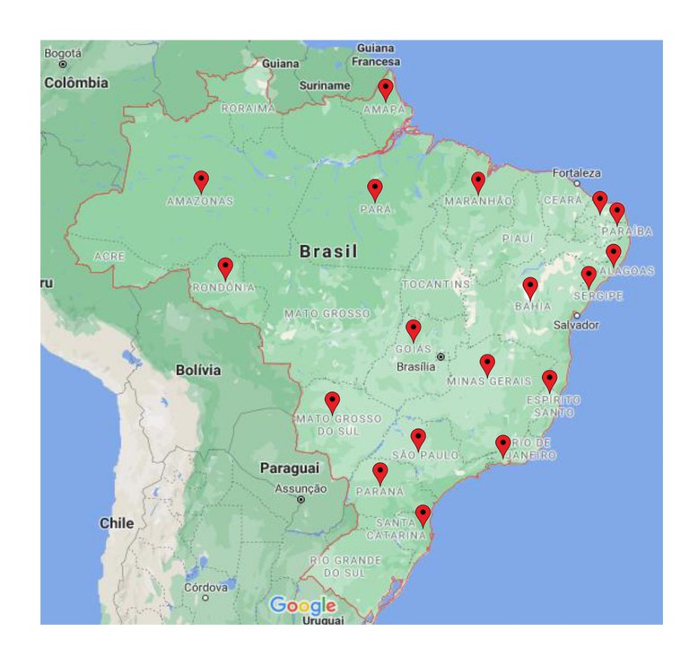 Imagem do mapa do Brasil, com destaque na cor vermelha nos seus limites geográficos. No mapa aparece a fronteira com alguns países da América do Sul, na parte superior e na ordem da esquerda para a direita tem-se a Colômbia, Guiana, Suriname e Guiana Francesa. Na parte central e esquerda: Bolívia, e parte inferior, na ordem da esquerda para a direita tem-se o Chile, Paraguai e Uruguai. O Mapa é preenchido por dois tons da cor verde e alguns pontos na cor bege. A extremidade da lateral esquerda/inferior e a lateral direita são na cor azul. Dentro área do Brasil há dezoito marcações em forma de gota invertida, na cor vermelha com um ponto na cor preta no centro, a marcação está nos Estados do Amapá, Amazonas, Pará, Maranhão, Rio Grande do Norte, Paraíba, Alagoas, Sergipe, Bahia, Rondônia, Goiás, Minas Gerais, Espírito Santo, Mato Grosso do Sul, São Paulo, Rio de Janeiro, Paraná e Santa Catarina.